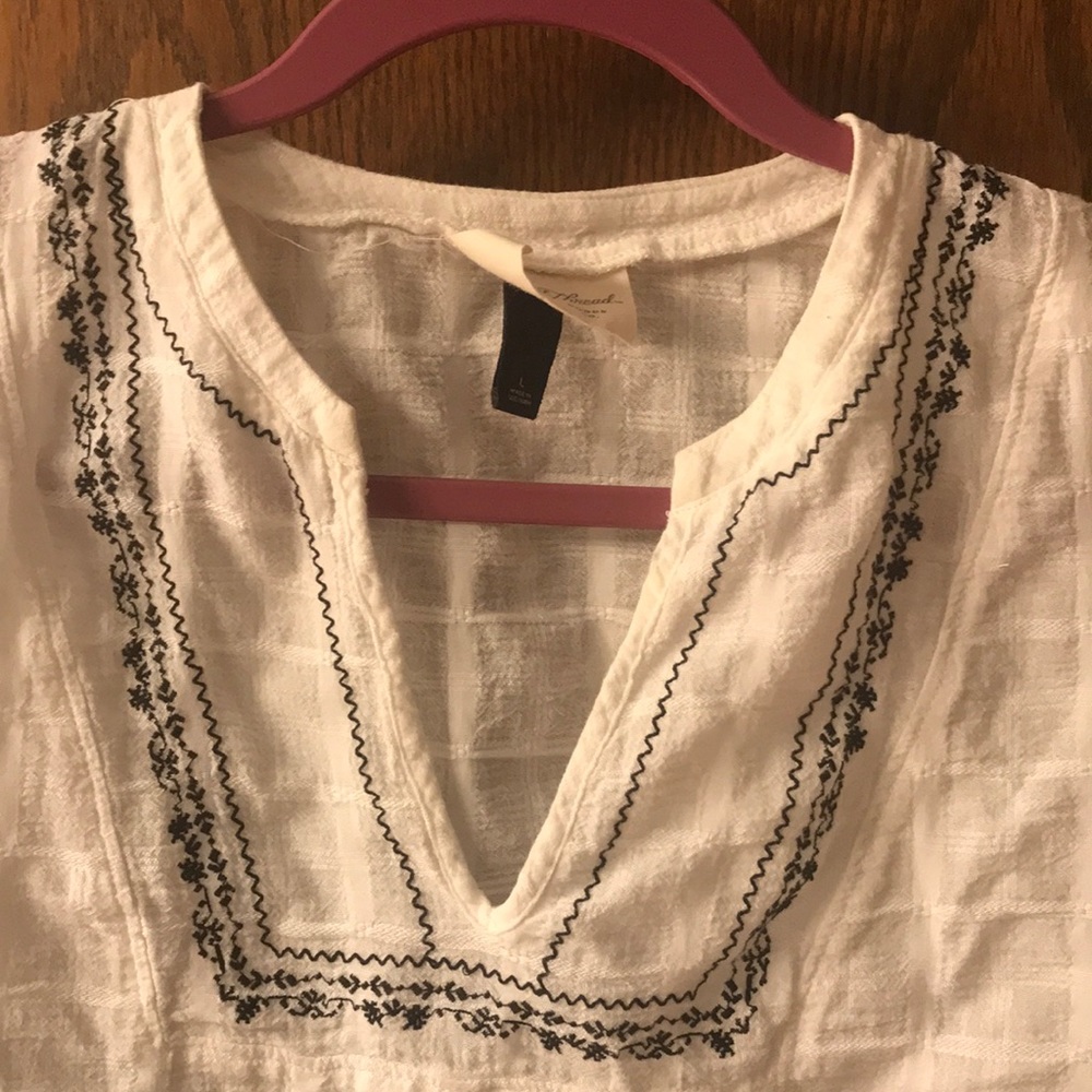 Universal Thread Semi-Crop Top *** - Picture 2 of 2